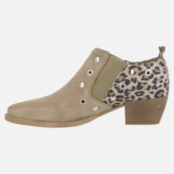 Botines tobilleros con talonera en print leopardo y tachas Blues