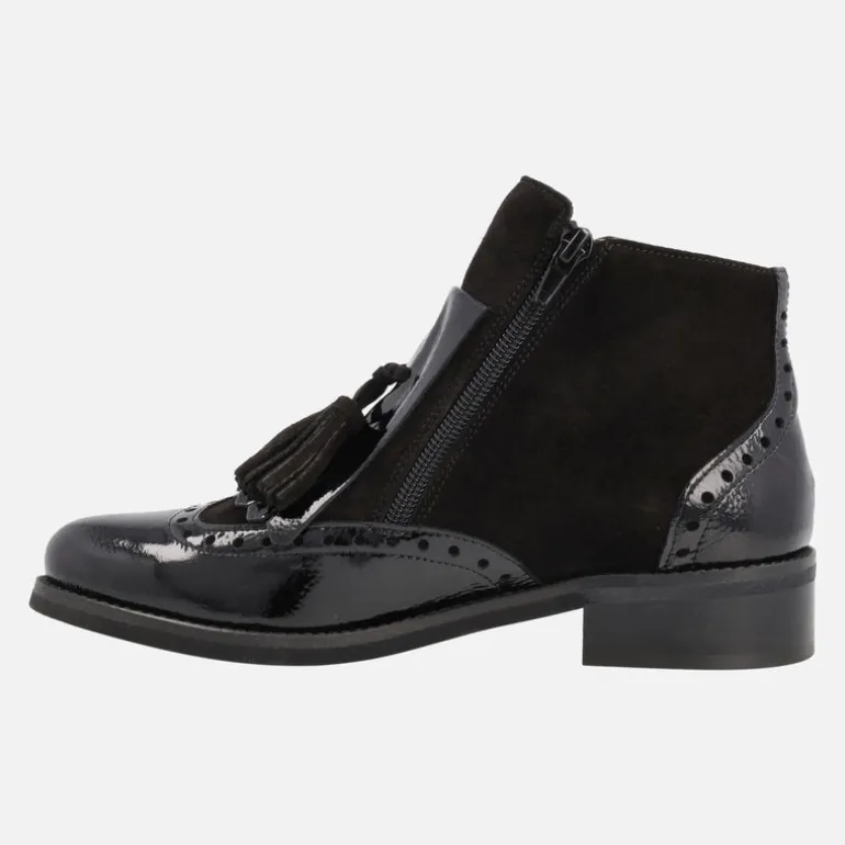 Botines Yumay en ante y charol negros con adorno de borla