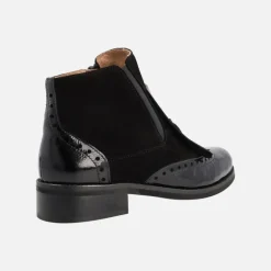 Botines Yumay en ante y charol negros con adorno de borla