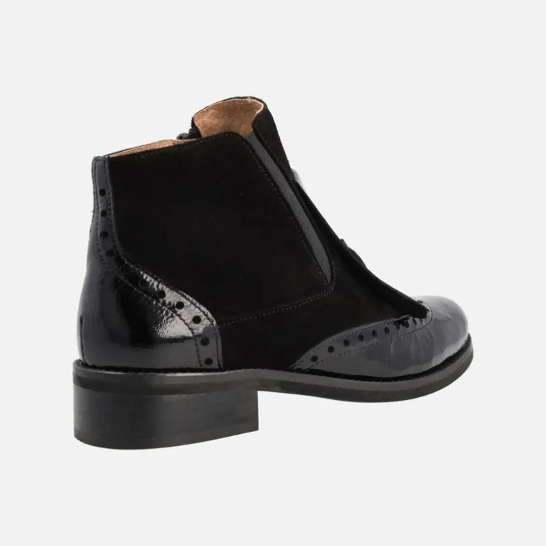Botines Yumay en ante y charol negros con adorno de borla