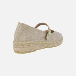 Mercedes en tejido beige con pulsera dorada y piso de esparto