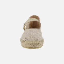 Mercedes en tejido beige con pulsera dorada y piso de esparto