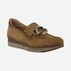 Mocasines Burat de serraje marrón con adorno de cadena