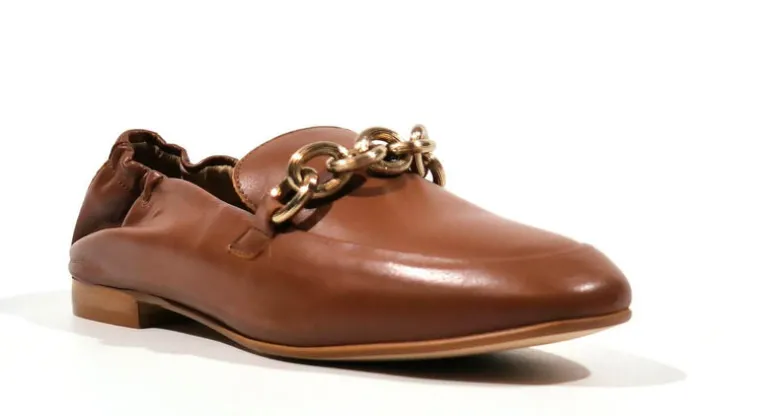 Mocasines con cadena dorada para mujer