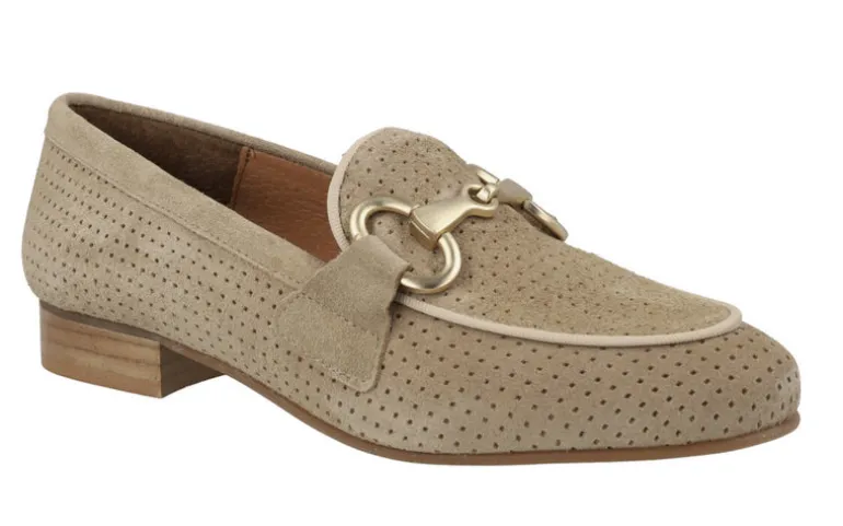 Mocasines con picados y adorno metálico Vileya