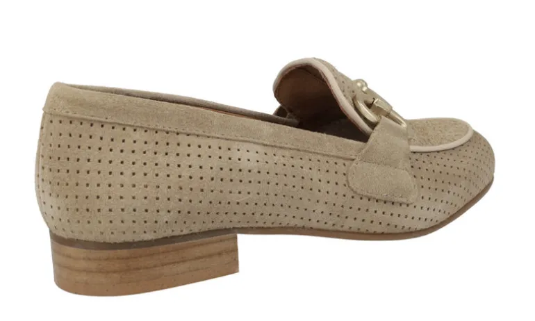 Mocasines con picados y adorno metálico Vileya