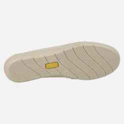 Mocasines confort de piel con picados en color beige
