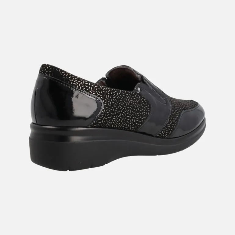 Mocasines confort en charol negro combinado con tejido estampado