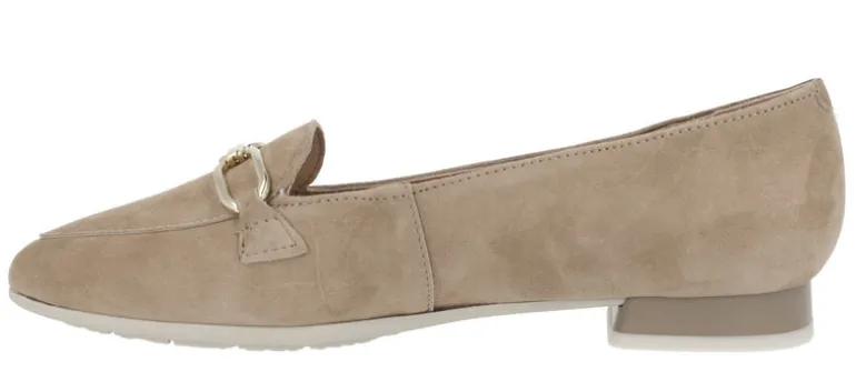 Mocasines de ante beige con adorno en la pala