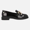 Mocasines de charol con adorno metalico dorado para mujer