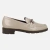 Mocasines de charol con adorno metálico