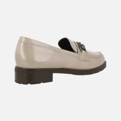 Mocasines de charol con adorno metálico