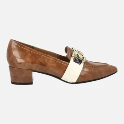Mocasines de charol con tacón bajo y adorno metálico Allen