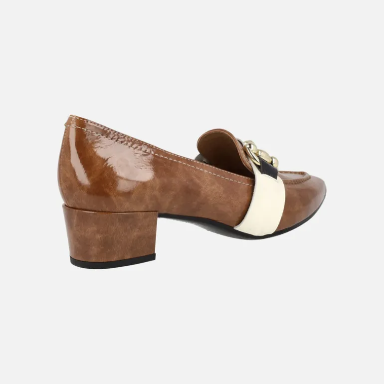 Mocasines de charol con tacón bajo y adorno metálico Allen