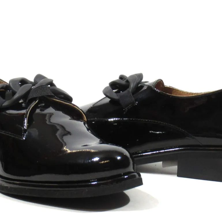 Mocasines de charol negro con adorno de cadena Ylera
