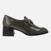 Mocasines de charol para mujer con adorno metálico