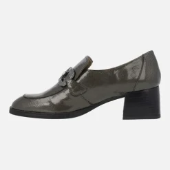 Mocasines de charol para mujer con adorno metálico