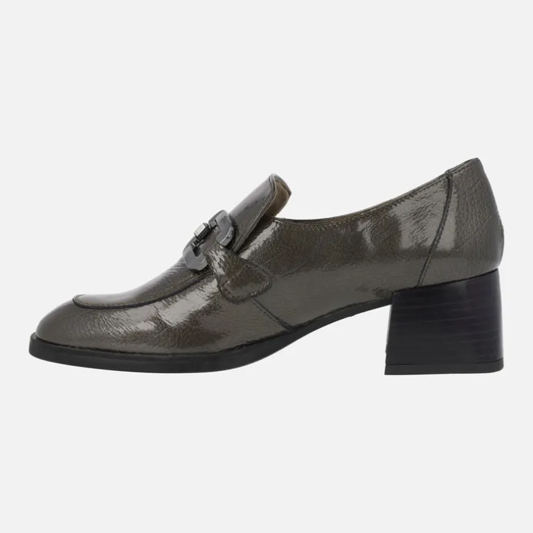 Mocasines de charol para mujer con adorno metálico