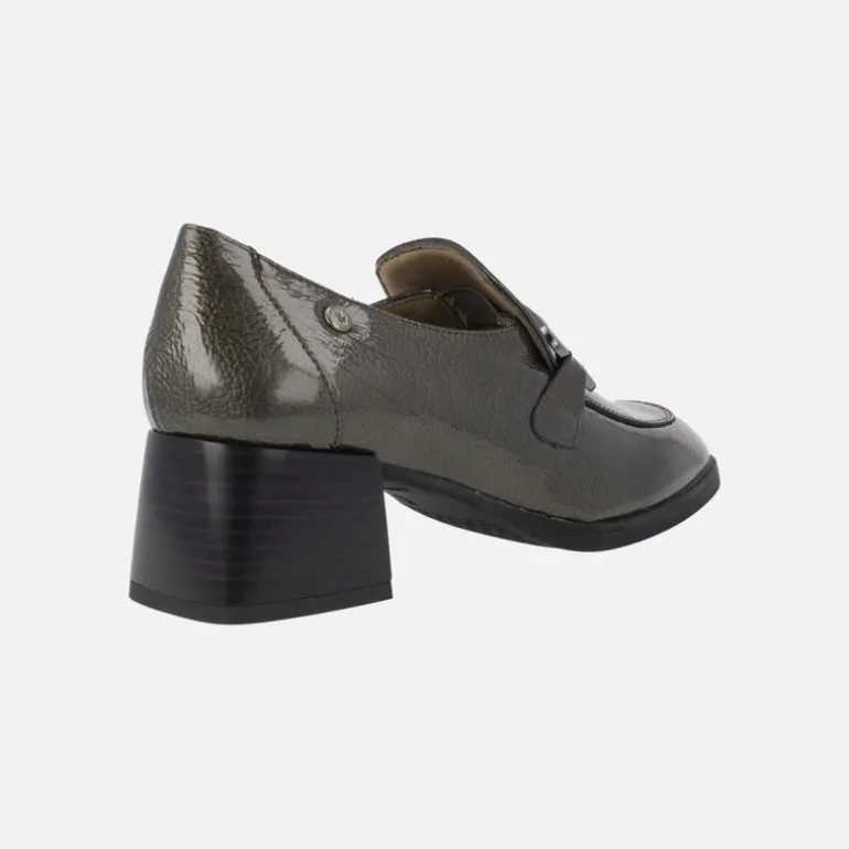 Mocasines de charol para mujer con adorno metálico