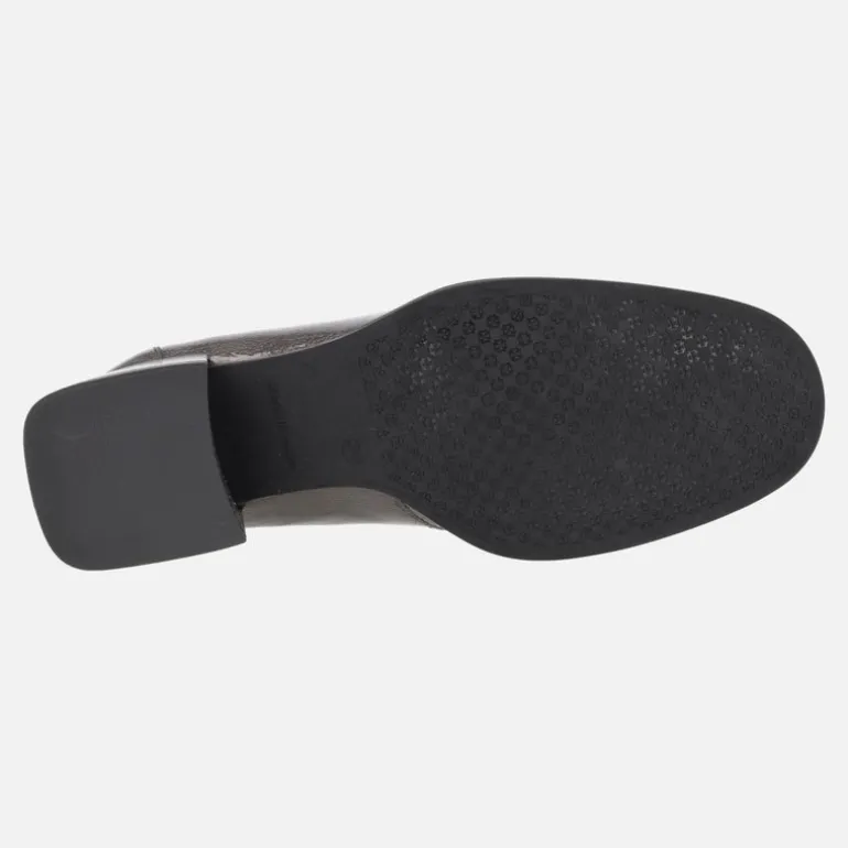 Mocasines de charol para mujer con adorno metálico