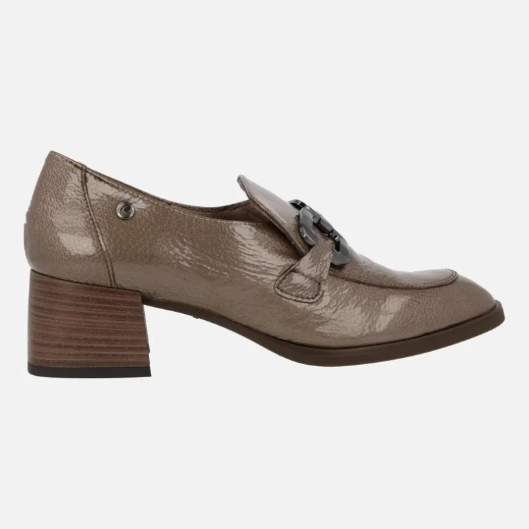 Mocasines de charol para mujer con adorno metálico