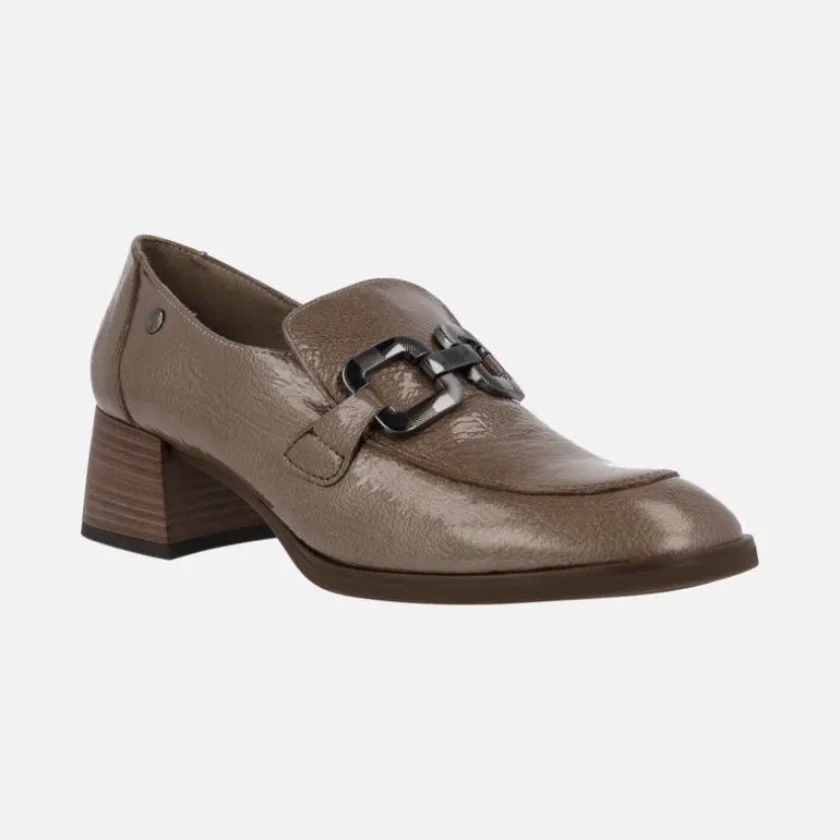 Mocasines de charol para mujer con adorno metálico