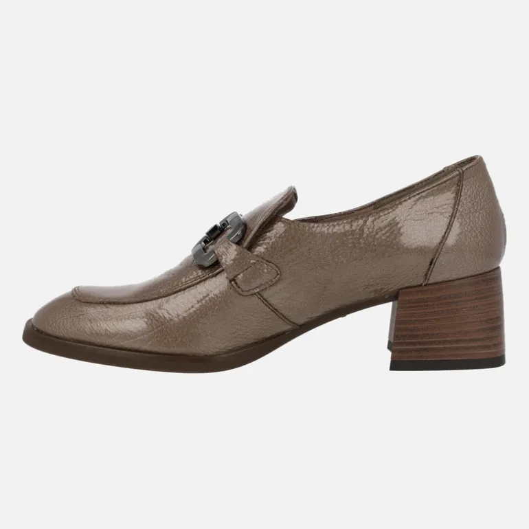 Mocasines de charol para mujer con adorno metálico