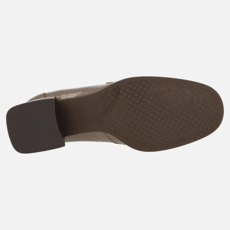 Mocasines de charol para mujer con adorno metálico