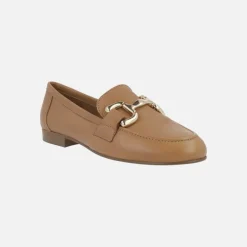 Mocasines de piel color camel con adorno metálico dorado