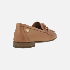 Mocasines de piel color camel con adorno de cadena