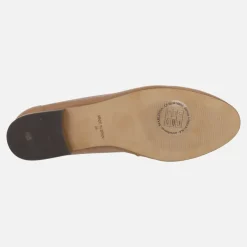 Mocasines de piel color camel con adorno metálico dorado