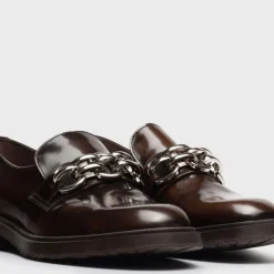 Mocasines de piel con adorno de cadena para mujer