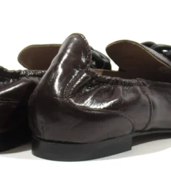 Mocasines de piel con cadena para mujer