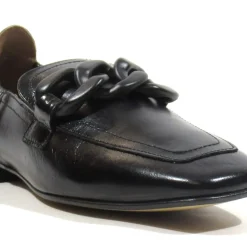Mocasines de piel con cadena para mujer