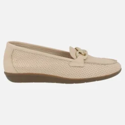 Mocasines de piel con picados y adorno de cadena