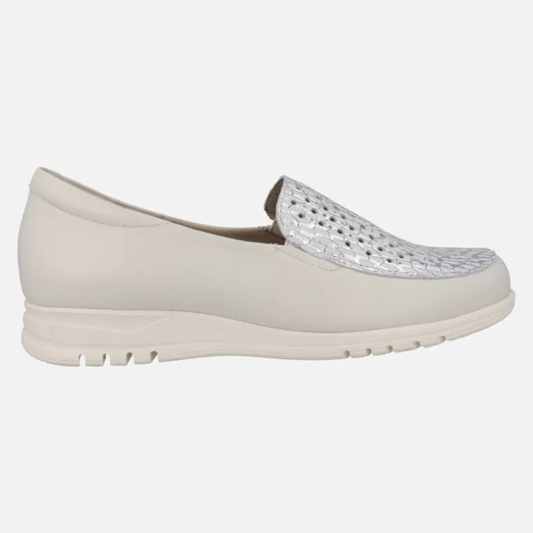 Mocasines de piel en color hielo con pala metalizada plata y calados