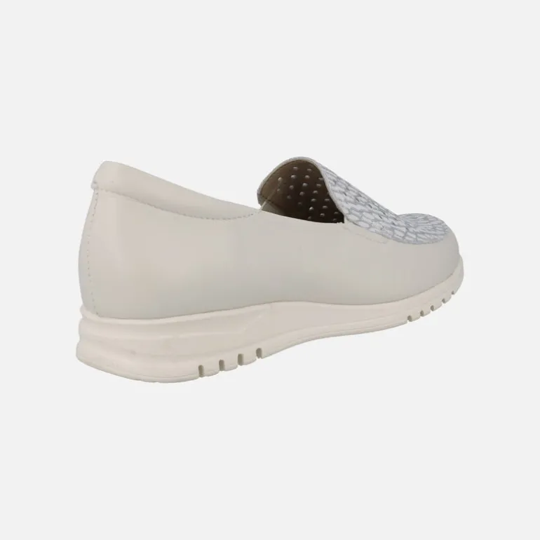 Mocasines de piel en color hielo con pala metalizada plata y calados