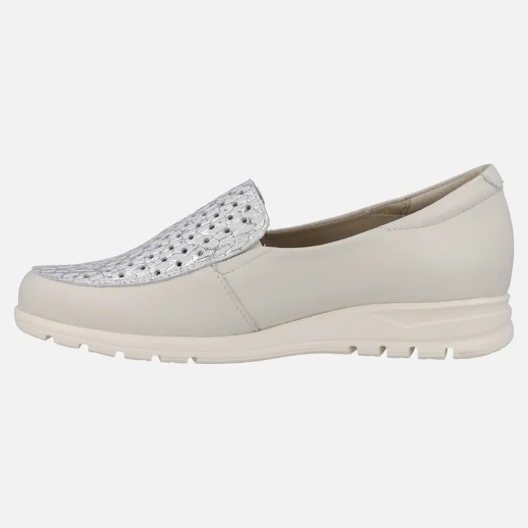Mocasines de piel en color hielo con pala metalizada plata y calados