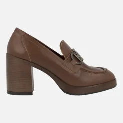 Mocasines de tacón en piel cuero con adorno metálico