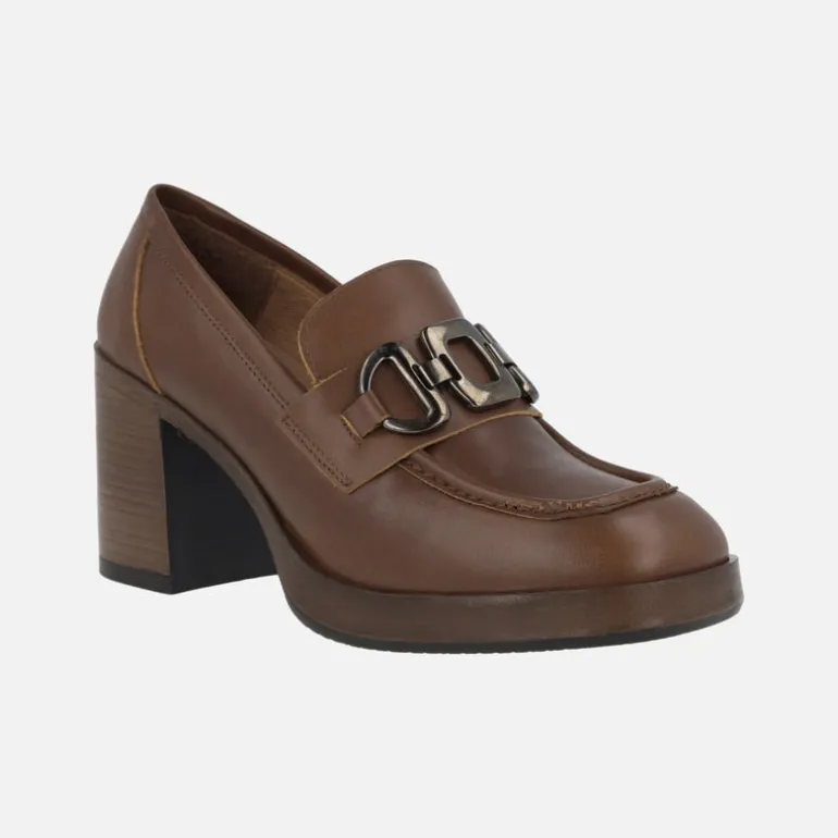 Mocasines de tacón en piel cuero con adorno metálico