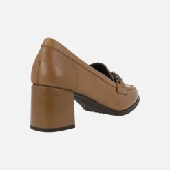Mocasines de tacón en piel con adorno metálico