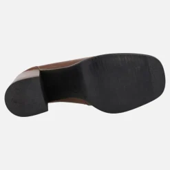 Mocasines de tacón en piel cuero con adorno metálico
