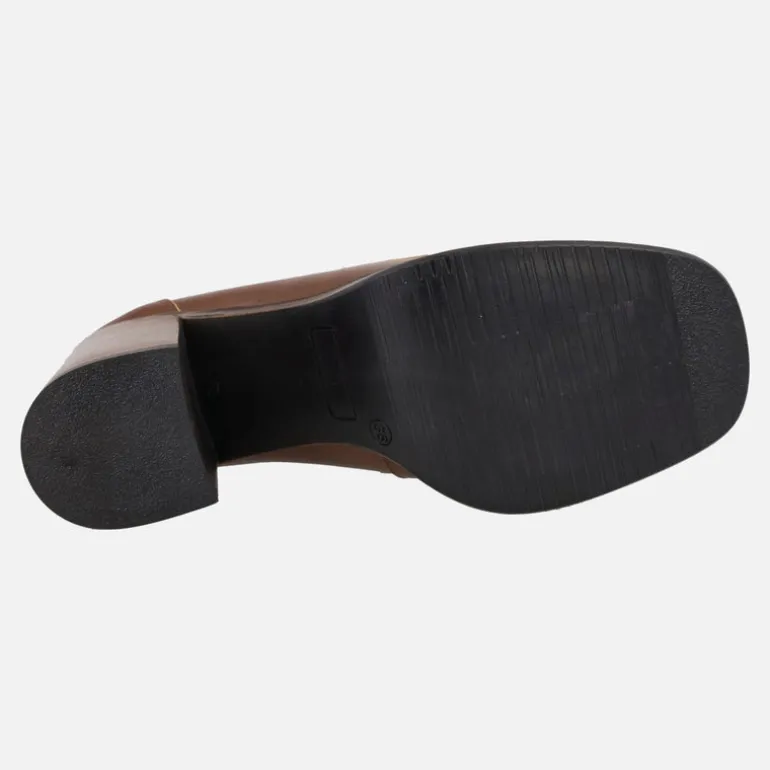 Mocasines de tacón en piel cuero con adorno metálico