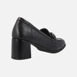 Mocasines de tacón en piel con adorno metálico