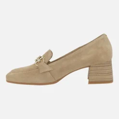 Mocasines de tacón en serraje camel con adorno dorado