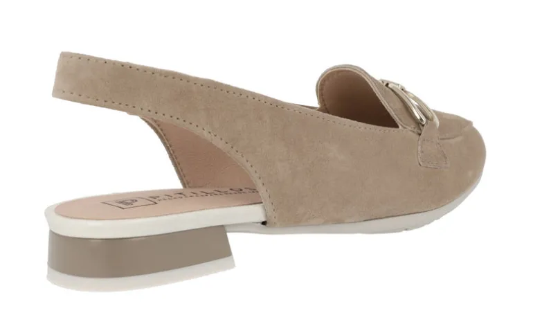 Mocasines destalonados para mujer en ante beige con adorno metálico