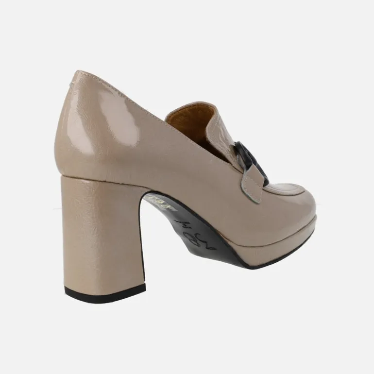 Mocasines en charol con adorno negro y plataforma