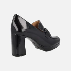 Mocasines en charol con adorno negro y plataforma