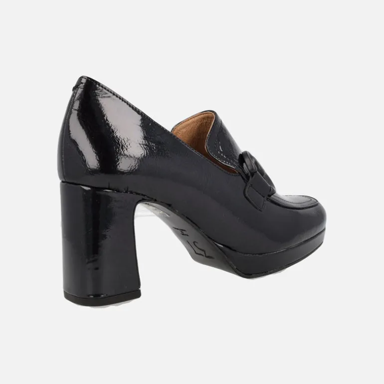 Mocasines en charol con adorno negro y plataforma
