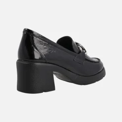 Mocasines en charol negro con tacones de 6 cms